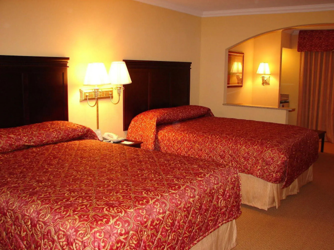Econo Lodge Inn & Suites