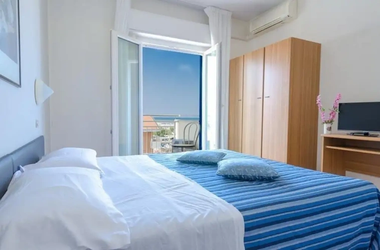 Standard Triple room with balcony and with partial sea view