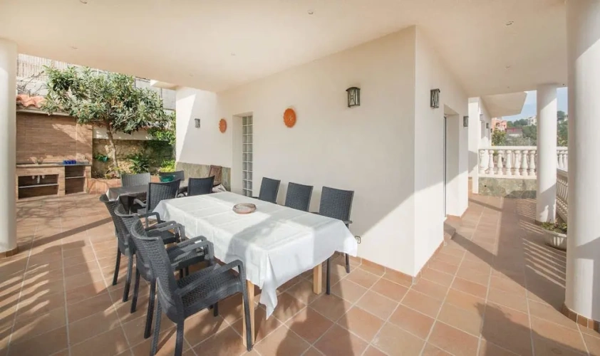 5 Bedrooms Apartment