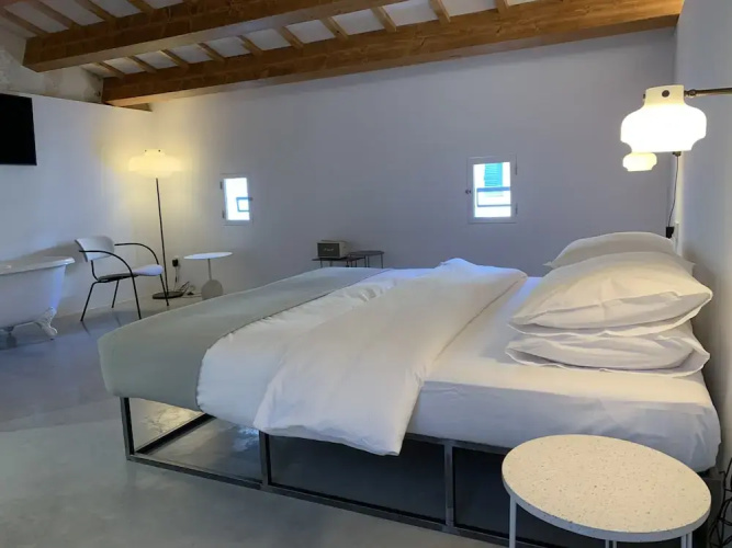 Fragile Hotel