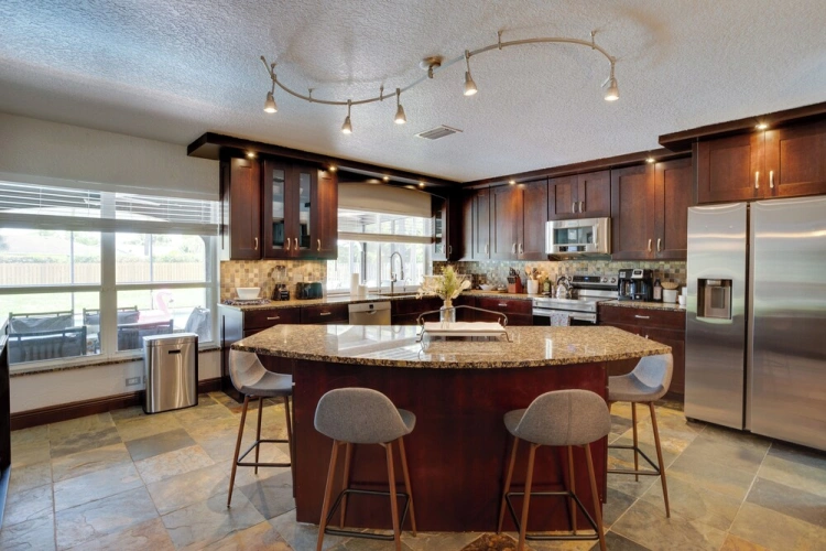 4 Bedrooms Cottage