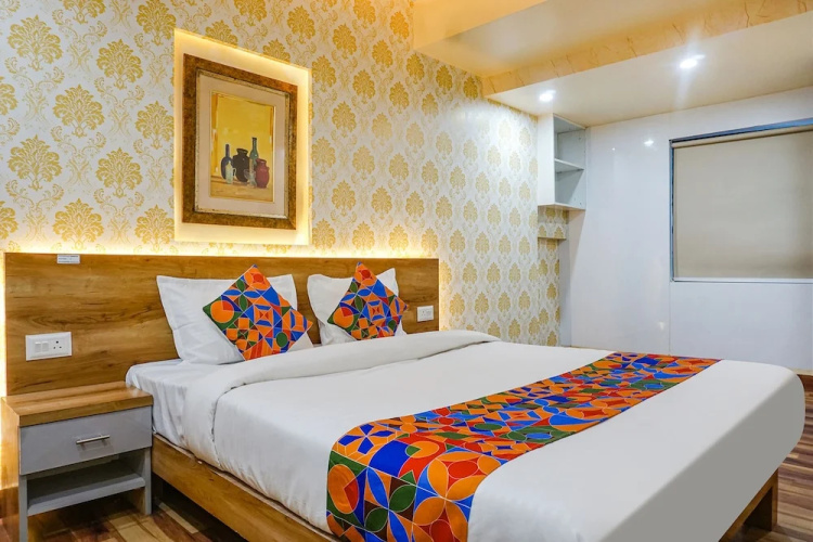 Fabhotel Tan Square