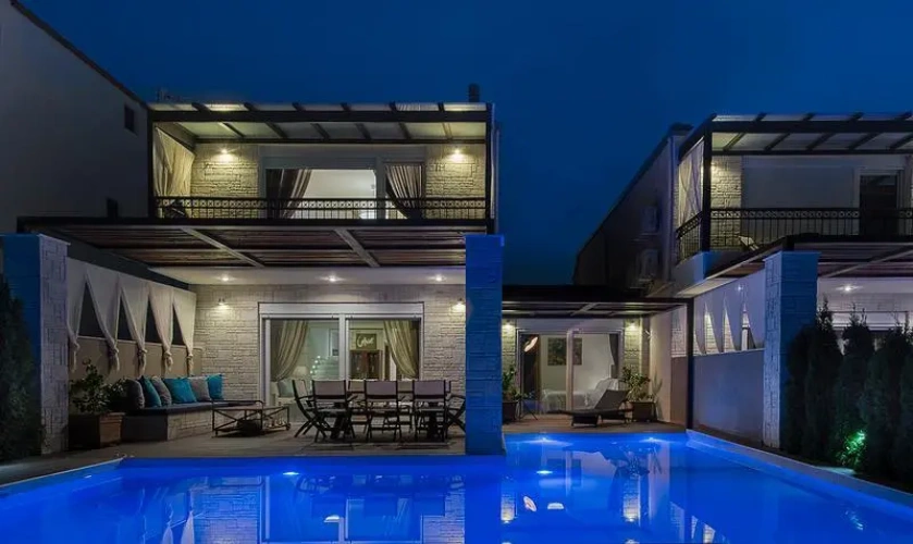 4 Bedrooms Family Villa