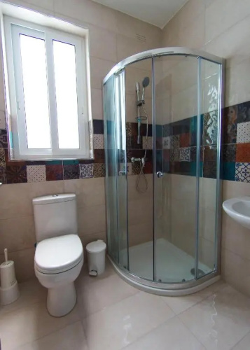 F12-1 Room 2 single beds shared bathroom in shared Flat