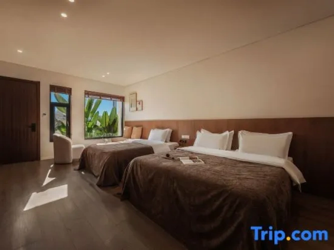 Standard Family room with garden view