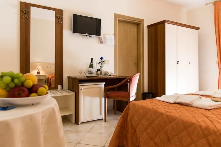 Elia Hotel