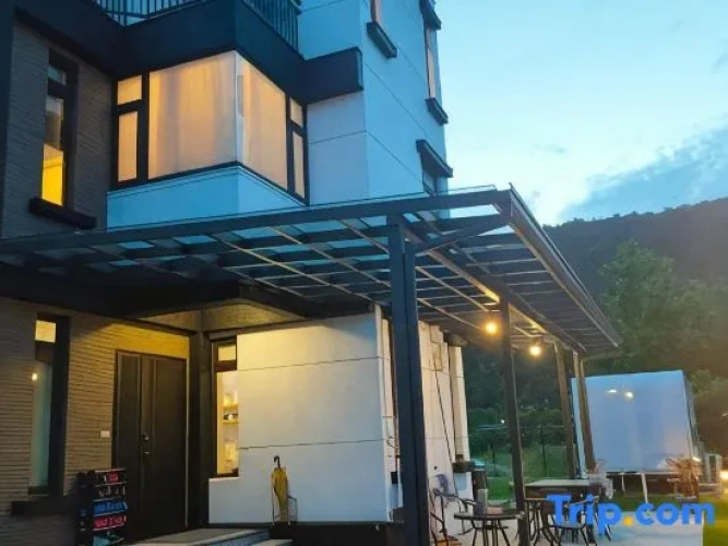 6 Bedrooms Villa
