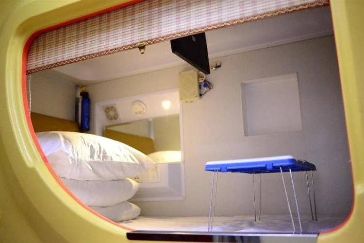 Simple Capsule Hotel