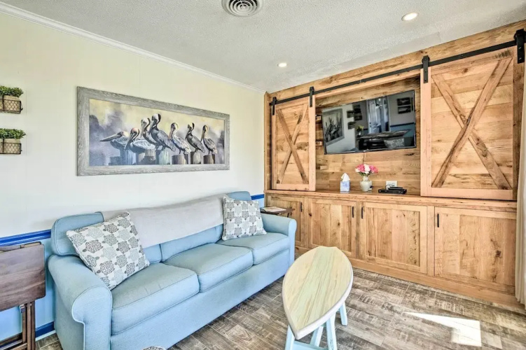 Coastal Home: Walk to Holden Beach!