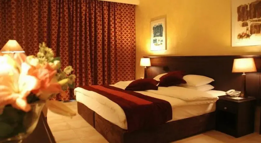 Days Inn Hotel & Suites