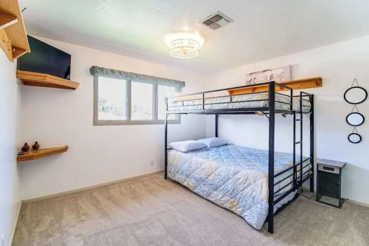 Lovely Riverfront Grants Pass Home: Pool & Hot Tub