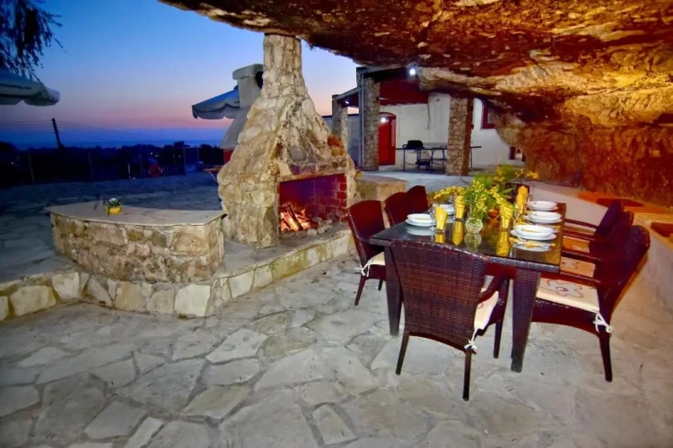 4 Bedrooms Villa