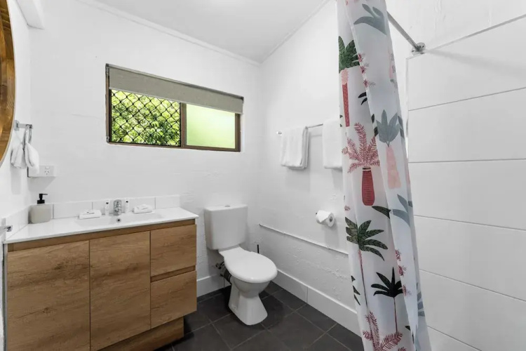 Kinka Palms Beachfront Apartments / Motel