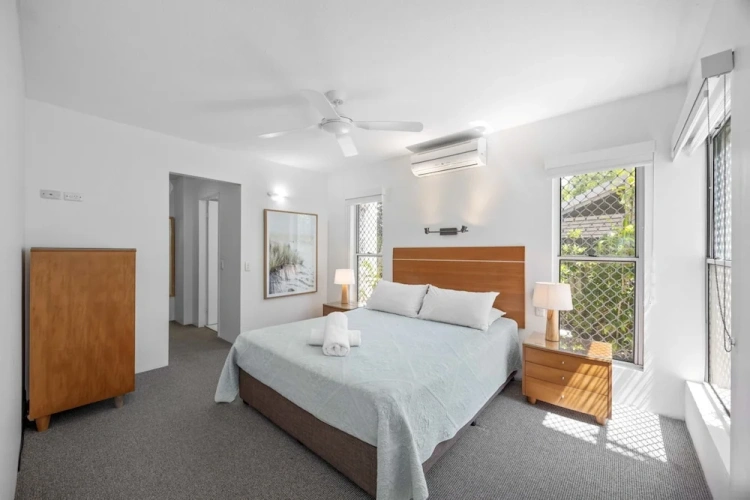 2 Bedrooms Basement Apartment with balcony and with water view