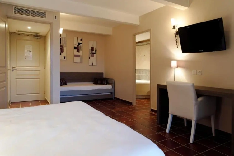 Standard Triple room