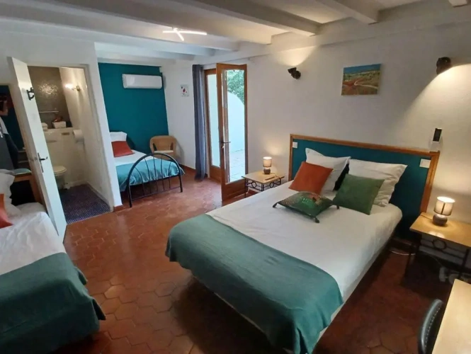 Standard Quadruple room with garden view