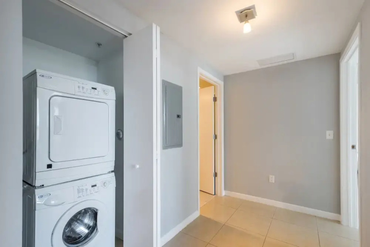 Modern, Cozy 2 BDR With Balcony,steps From Beach