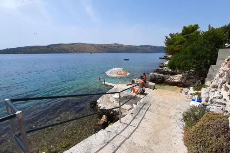 Apartment Kira - 20m from beach