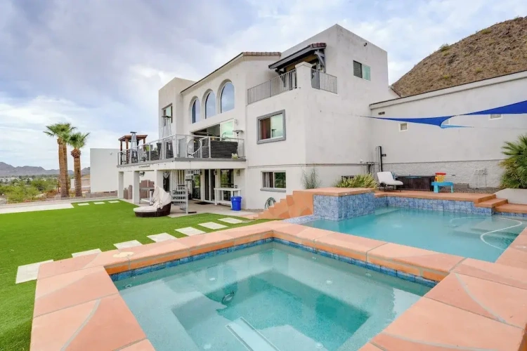 5 Bedrooms Cottage
