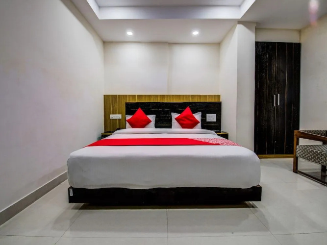 OYO 18542 Petals Inn