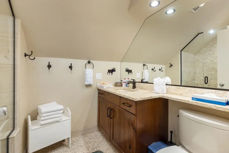 2105 The Pines 3 Bedroom Condo by RedAwning