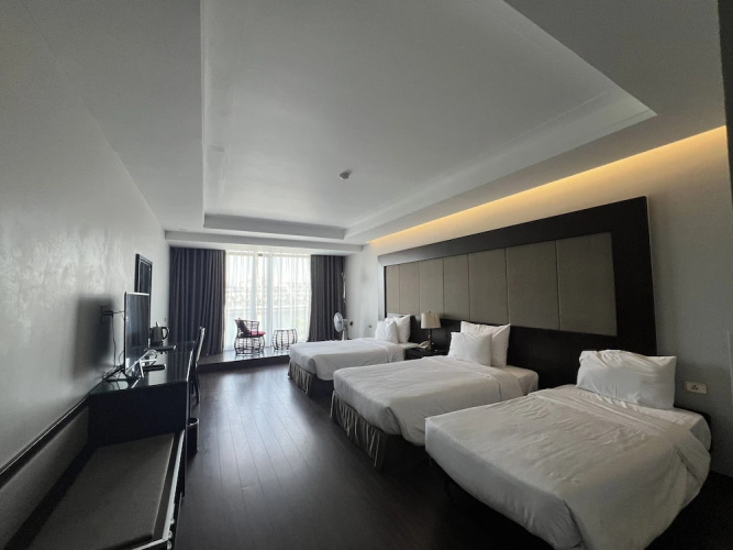 Moon Halo Hotel