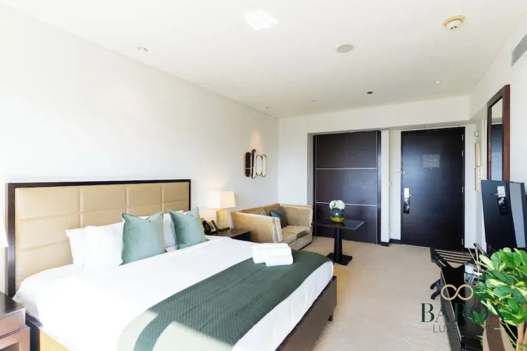 Amazing Studio, Address Marina.