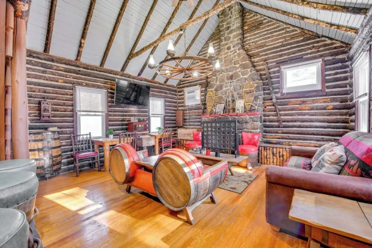 Easy Interstate Access: Original Poconos Log Cabin