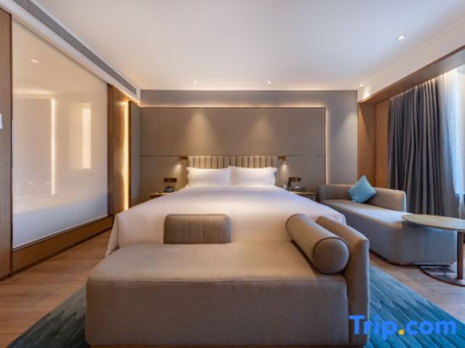 Suite with courtyard view