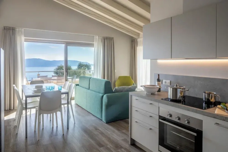 Apartment with balcony and with lake view