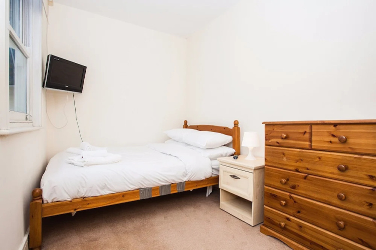 Modern & Spacious Home on Old Kent Road