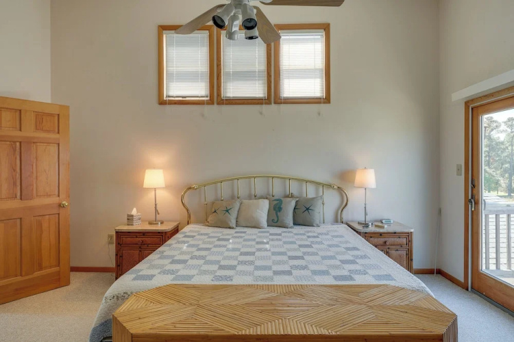 Boat Dock & Kayak: OBX Getaway on the Harbour