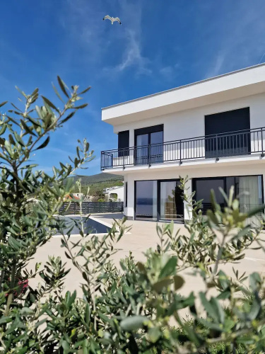 Villa V