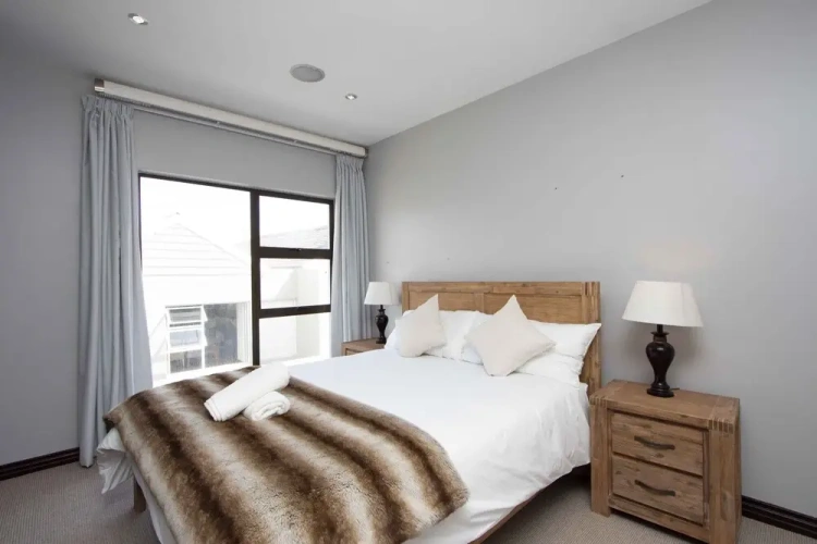 5 Bedrooms Cottage