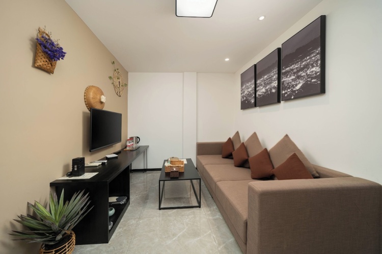 Standard Quadruple room with land view