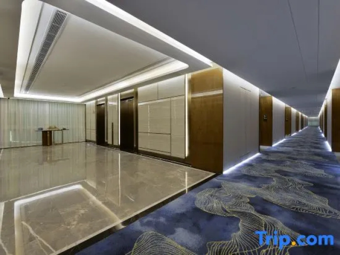 XingLong Lakeside Hotel