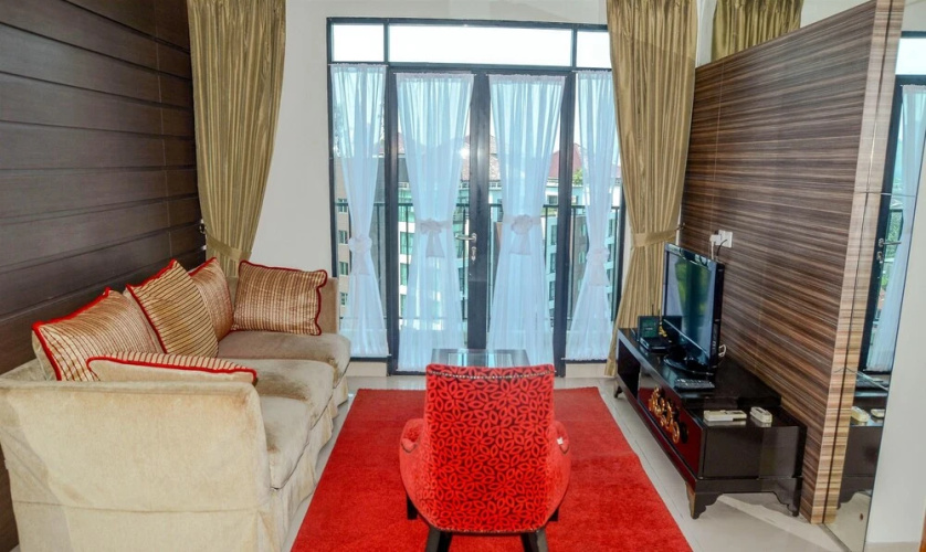 Spacious Hampton's Park Apartment with Working Space
