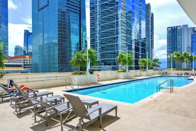 Sky High 31st Floor Condo W Parking