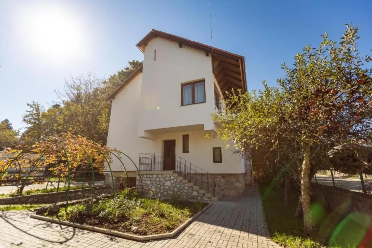 3 Bedrooms Cottage