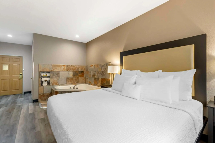 Best Western Plus Des Moines West Inn & Suites