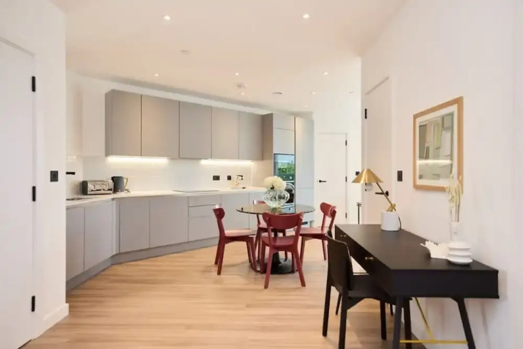 The Tottenham Wonder - Pleasing 2bdr Flat With Balcony