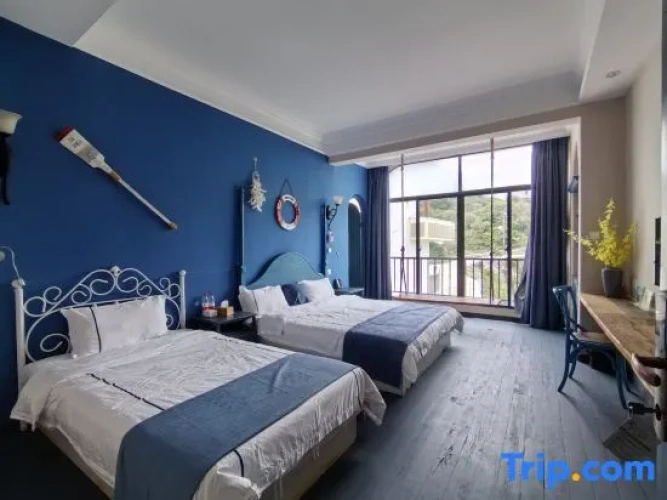 Standard Family room with garden view