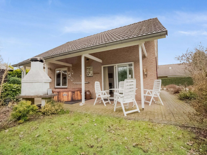 Lush Bungalow in Beek Gem Montferl& with Hot Tub
