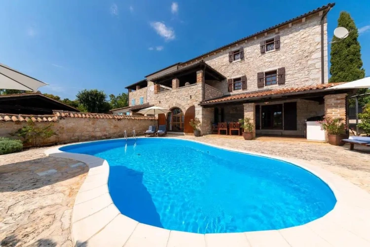 4 Bedrooms Villa