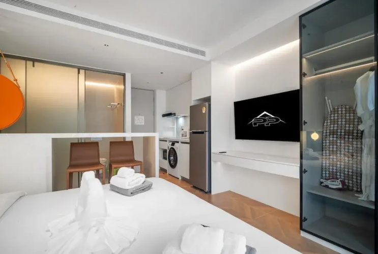 Beachfront A110 Luxury Pool Access Studio
