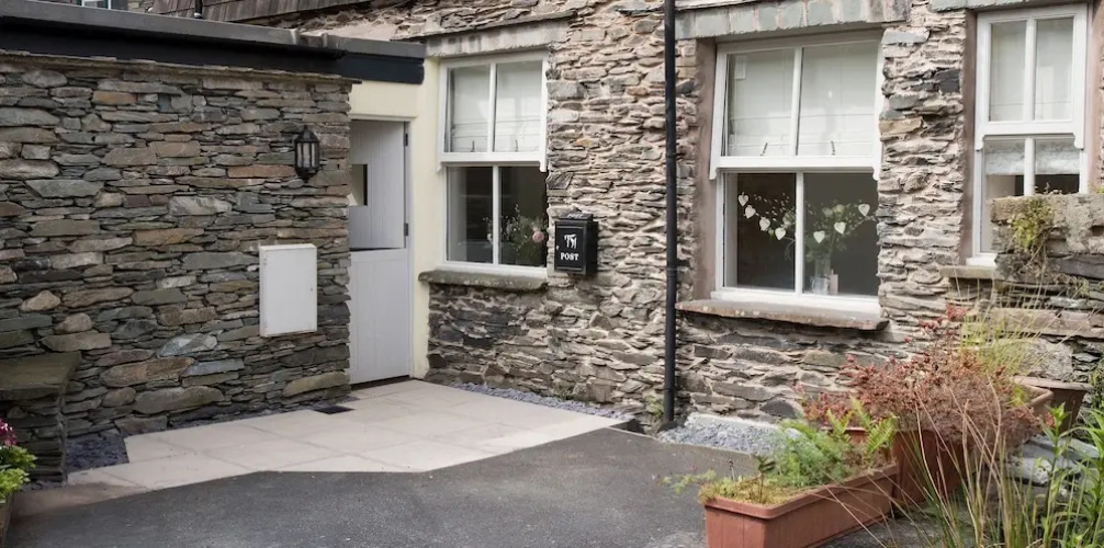 Cozy 1BR Apartment Central Ambleside With Parking