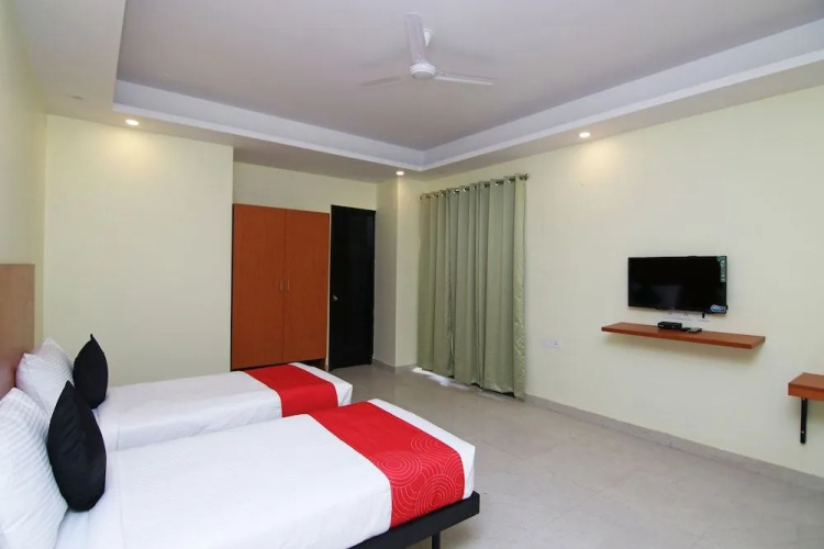 OYO 20032 SilverKey Medanta
