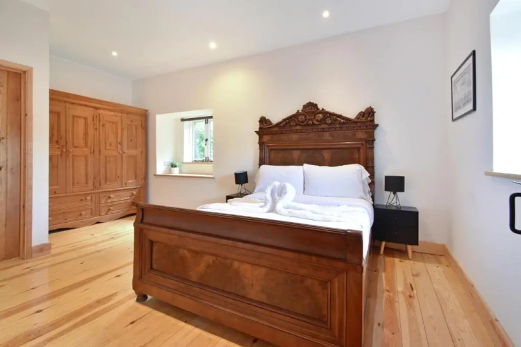 5 Bedrooms Cottage