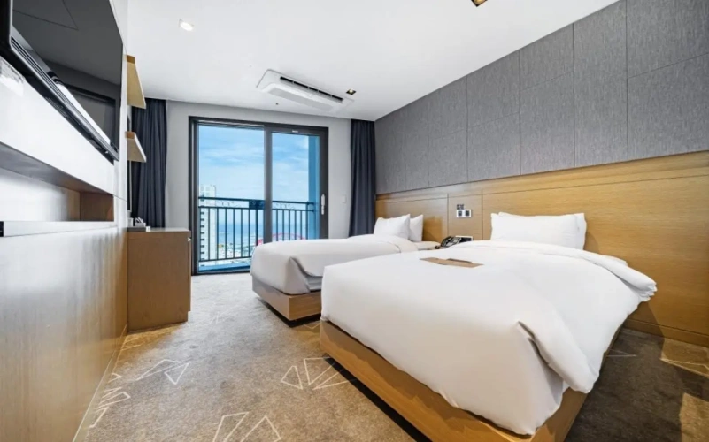 Standard Twin room with partial ocean view