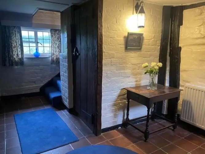 Cottage-fireplace-garden-petsok-3br-parking